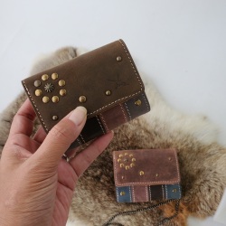 DA1462-HP/Ain Soph(アインソフ)スタッズ付きマルチカラー三つ折財布