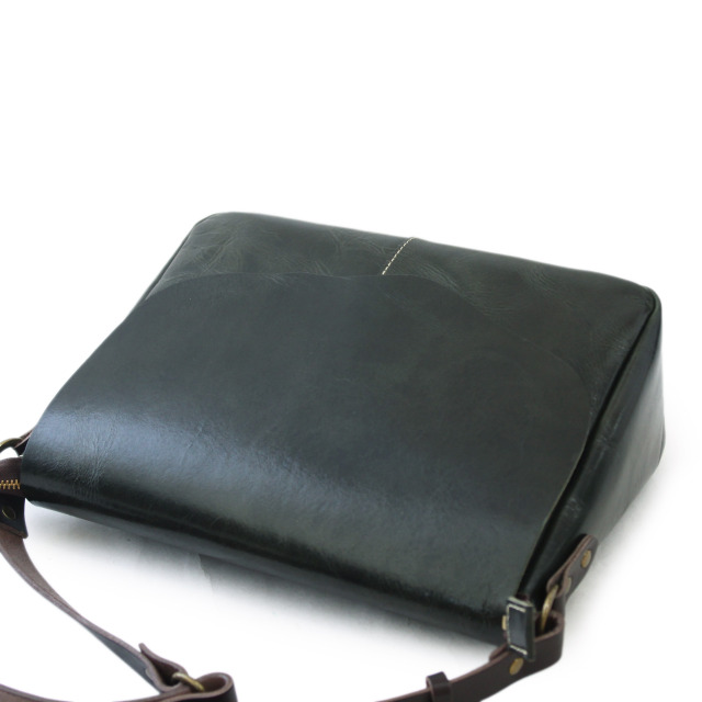 【HWMレザー】Ain Soph (アインソフ) 切りっぱなし 横型ショルダーバッグ｜ASE1639-HWM